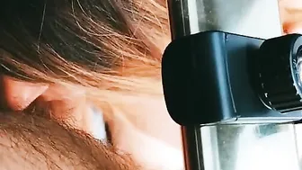 Cummed dans le salon Elle suce comme une déesse 