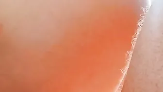 Cummed dans le salon Elle suce comme une déesse 