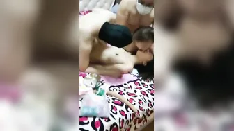 吃一个在嘴里一个在，有点太忙了