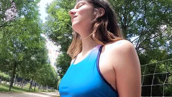 Joggeuse en manque de bite trompe son mec avec two inconnus rencontrés dans la rue 