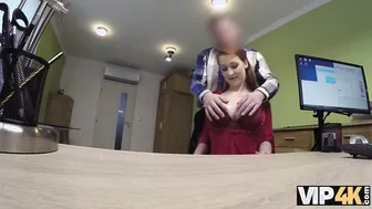 VIP4K. Isabella le da a su pussy afeitada por follar