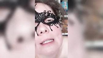 JOI de Faucettes fait la lecture en se DEFONCANT le CUL et sa CHATTE en KINKY TALK