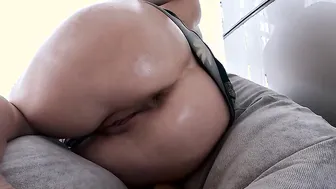 Milf getting high from anal masturbation
