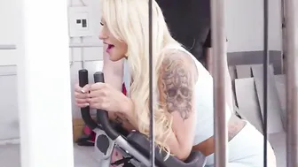 mom doesnt stop working out when lusty coach fucks her bald snatch
