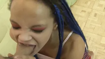 Schwarzes Punk 18 Yo beisst gerne into Schwaenze vor dem Ficken