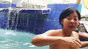 me and your cougar inside the pool ¡