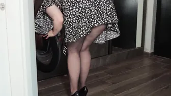 While stepmom was doing laundry I attached my cock to her booty into tights