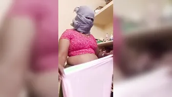 Tamil aunty wearing saree