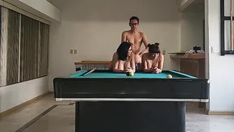 Les enseño a mis novias otra manera mas divertida de jugar billar