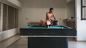 Les enseño a mis novias otra manera mas divertida de jugar billar