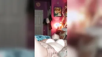 Pregnant bimbos plays with cunt