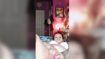 Pregnant bimbos plays with cunt