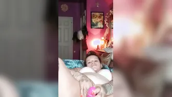 Pregnant bimbos plays with cunt