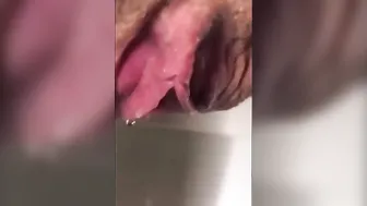 iserken spermleri cikartiyor. Pissing with cumshot camera into bathroom bowl.