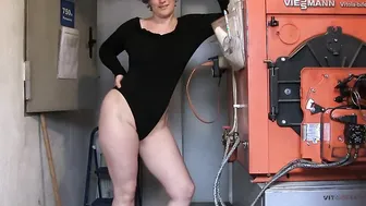 German cougar fucks a mechanic spontaneously into the basement