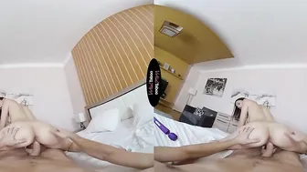 Huge booty stepsis getting cumshot after taboo sex inside VR