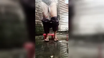 Bathing Cutie women into the WC. beauty girls bathing clip.