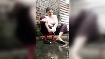 Bathing Cutie women into the WC. beauty girls bathing clip.