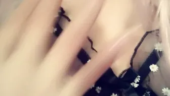 Ando muy caliente y espero a mi vecino que llegue para satisfacerme
