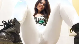 BAE mom SMOKES MASTURBATES SMOKING VAGINA ORGASM IN PANTS SOAK WHIT PEEING