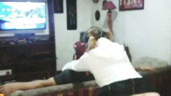 folla a profesor en sala de profesores para aprobar materia