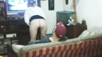 folla a profesor en sala de profesores para aprobar materia