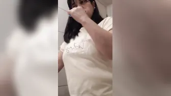 Mami se cambia de ropa