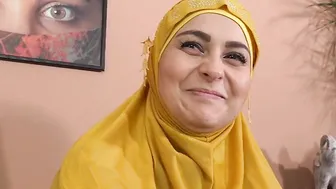 Freaky friends want three-way with Bombshell into hijab