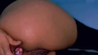 JENNAH ARABIAN SENFONCE UN PLUG DANS LE CUL ET JOUE AVEC SA CHATTE HUMIDE