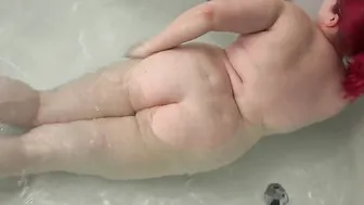 German Gothic BBW masturbating into the bath tub hot tub