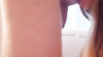 Elle suce les yeux bandés et se fait baiser les mains attachées  Elle kiffe a mort