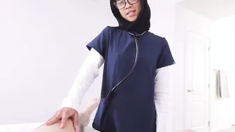 HijabHookup.Me - Arab 18 doctor Alicia Reign helps with knee injury and sensual show