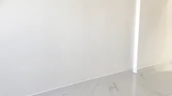 Seduced the courier with a juicy butt and cuckolded her