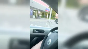 Notgeile Milf macht es sich auf dem ALDI Parkplatz