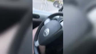 Notgeile Milf macht es sich auf dem ALDI Parkplatz