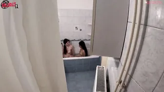 Spying on my stepsister and my lover into the bath