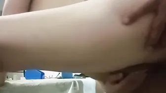 Rapida penetracion en la cocina y corrida en las nalgas de mi amiga universitaria
