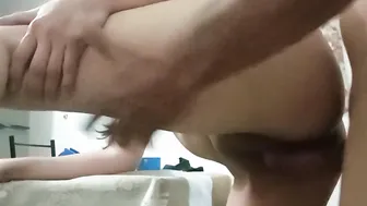 Rapida penetracion en la cocina y corrida en las nalgas de mi amiga universitaria