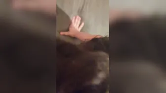 Sexe chaud avec une fille bien excitée suce et finit en levrette
