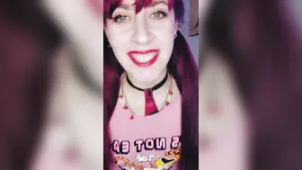 ShyyFxx invites you to enjoy while she dances crazy and