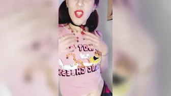 ShyyFxx invites you to enjoy while she dances crazy and