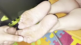 My ex-wifes wrinkled soles compilation (cumshots)