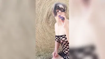 JOI de PUTE Faucettes dans le champs de bottes de foins  Tu la BAISE et LENCULE comme une PUTE