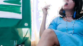 Bombshell cougar Smoke Cigarette Live