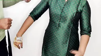 Komal apne trailer ke pass dress silvane gayi thi aur
