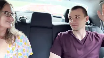 2 students gave a riding to fellow traveler mom to