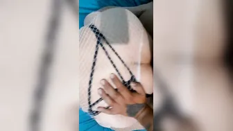 Mi esposo me coge por el culo con las medias rotas y la Tanga de lado