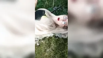Un cycliste me vient en aide merci à lui Il méclate la chatte et éjacule