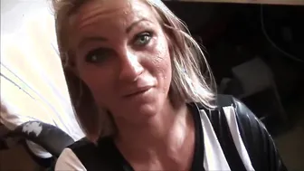 Mom gelutscht und mit jungem Geek gefickt