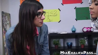 Good Mia Khalifa teaches young babe how to suck penis